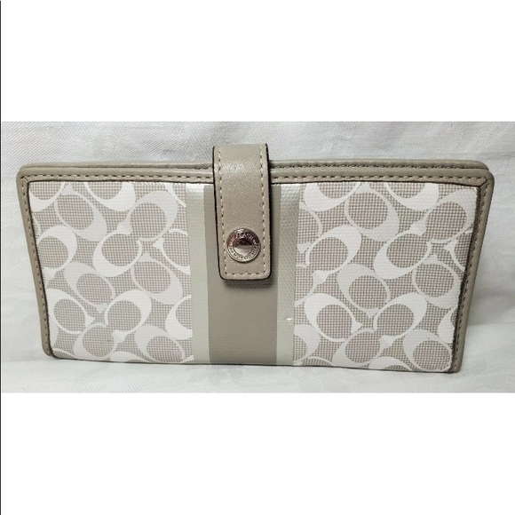Coach Handbags - 🎊🎉COACH SIG LOGO BIFOLD WALLET W/SNAP CLOSURE